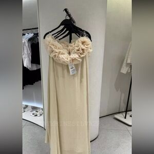 ZARA NEW WOMAN with tags SS24 BUTTER
LONG KNIT FLORAL DRESS
